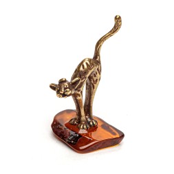 Кот на дыбах из латуни и янтаря